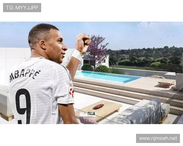 姆巴佩又买了辆千万豪车，球场上的小王子变街头土豪了？