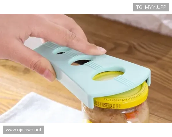 贝林厄姆家的冰箱里塞满了能量饮料，连瓶盖都没空拧开