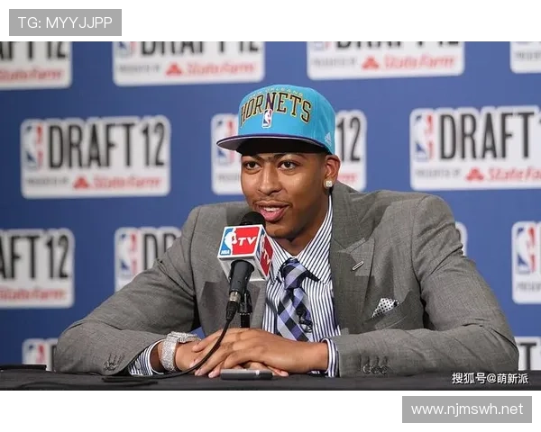 安东尼·戴维斯内线高效护框对比季后赛防守表现显著提升