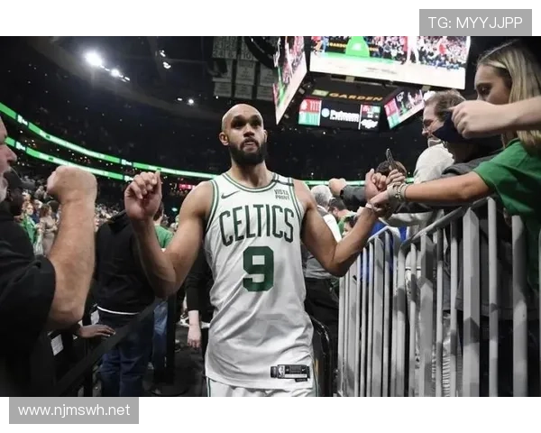 德里克·怀特突破创造多次关键得分，显著拉开季后赛防守空档